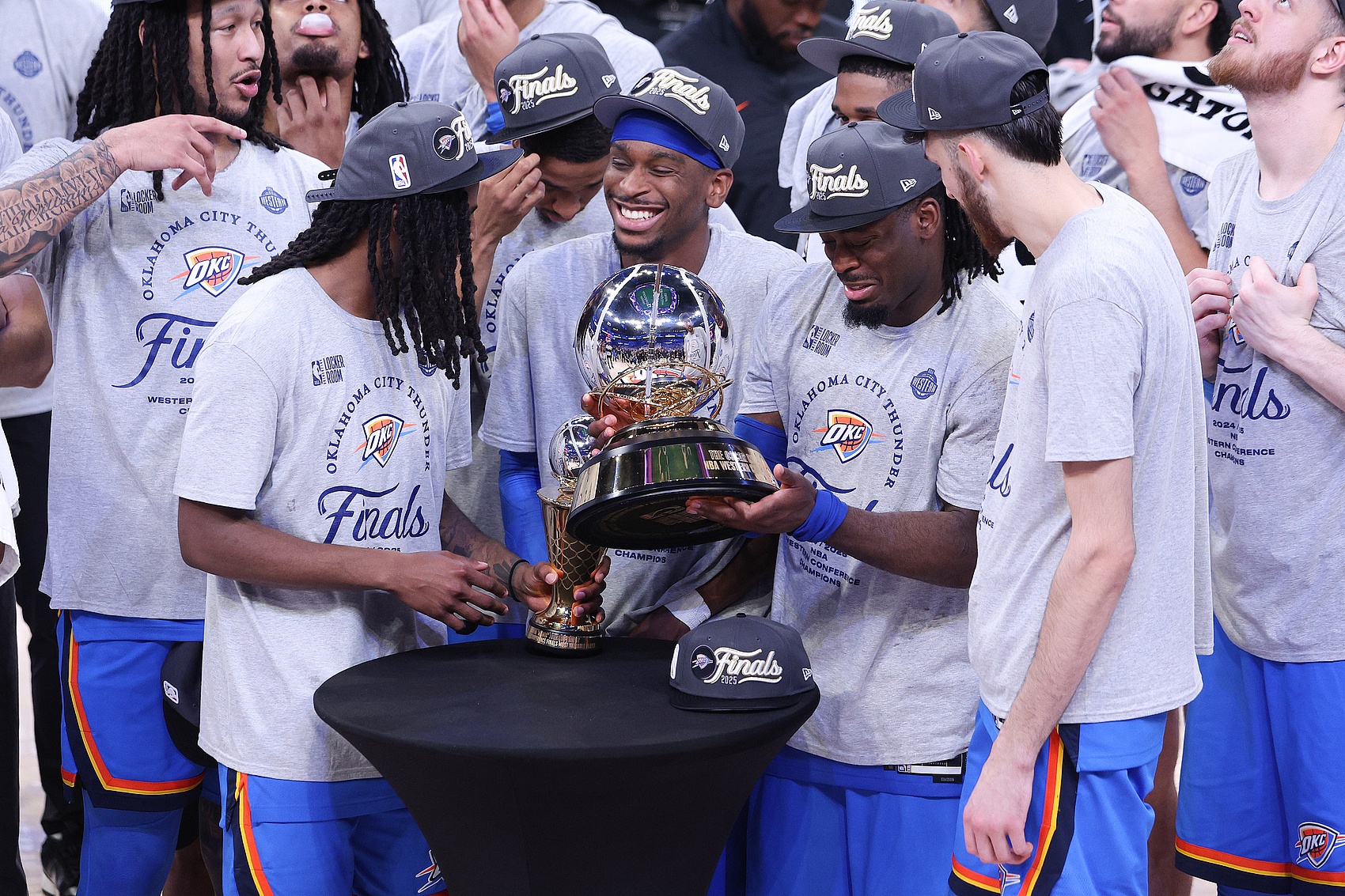 包含今晚俄克拉荷马雷霆遗憾出局今晚浙江稠州回应争议——葡超节点到来，网友：詹姆斯在利物浦比赛中夺冠的词条爱游戏在线